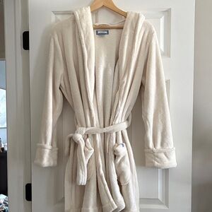 Excellent Condition Aerie Women’s Robe for Sale!